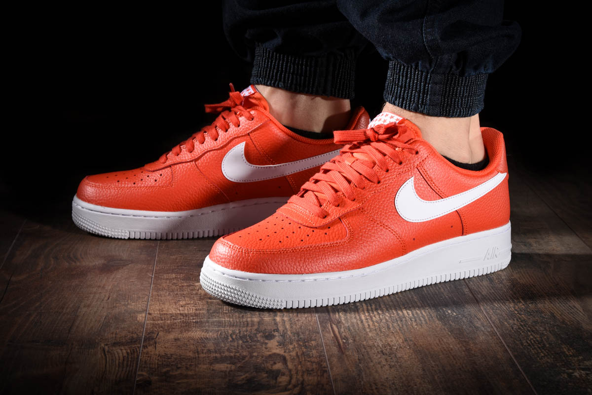 NIKE AIR FORCE 1 07 TEAM ORANGE pour 90 00 kicksmaniac